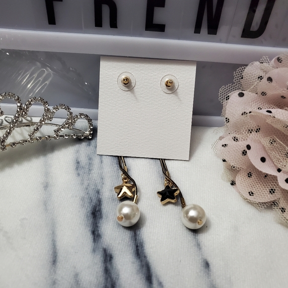 🌞 3/$25 Beautiful star dangling earring. - Picture 3 of 3